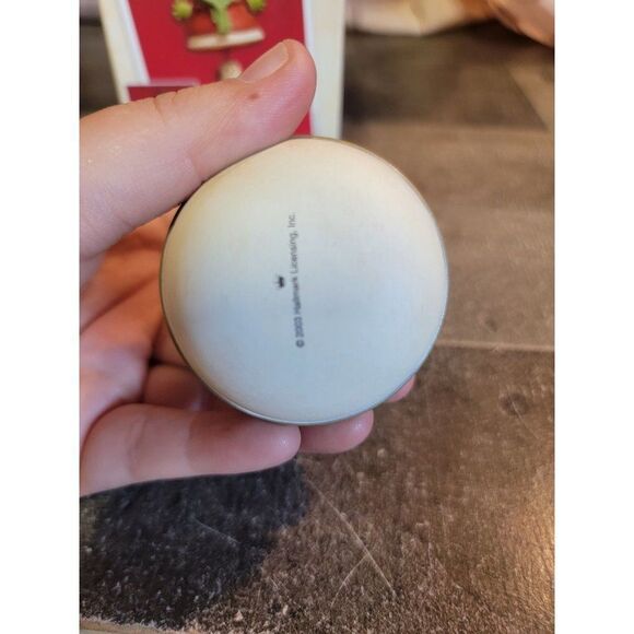 Hallmark 2003 surprise snowman ornament Xmas decor - Picture 4 of 4